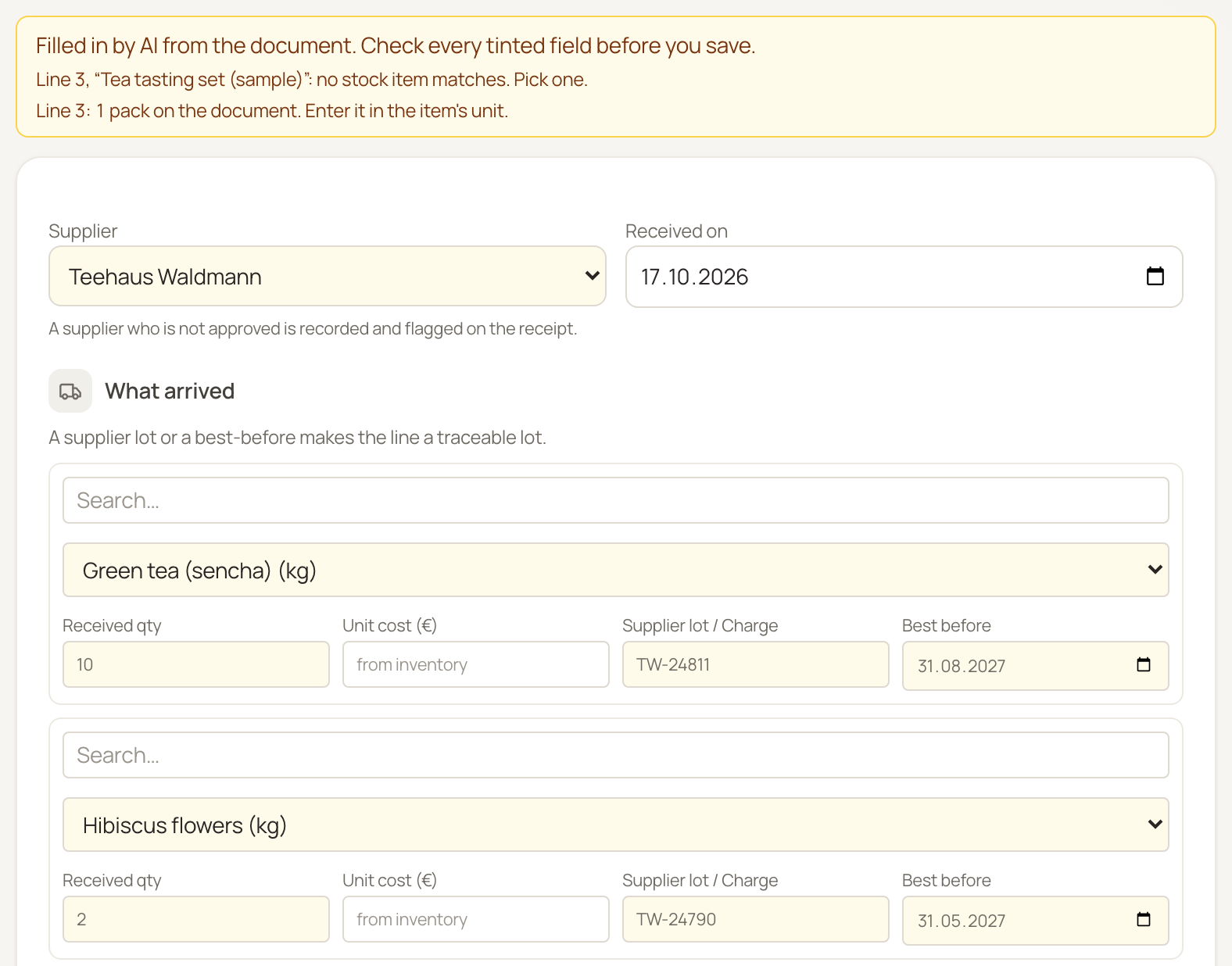 Um formulário de recebimento preenchido a partir de uma nota de entrega: fornecedor, lotes, quantidades e datas de validade coloridos, com um aviso de que uma linha não correspondeu a nenhum item de estoque.