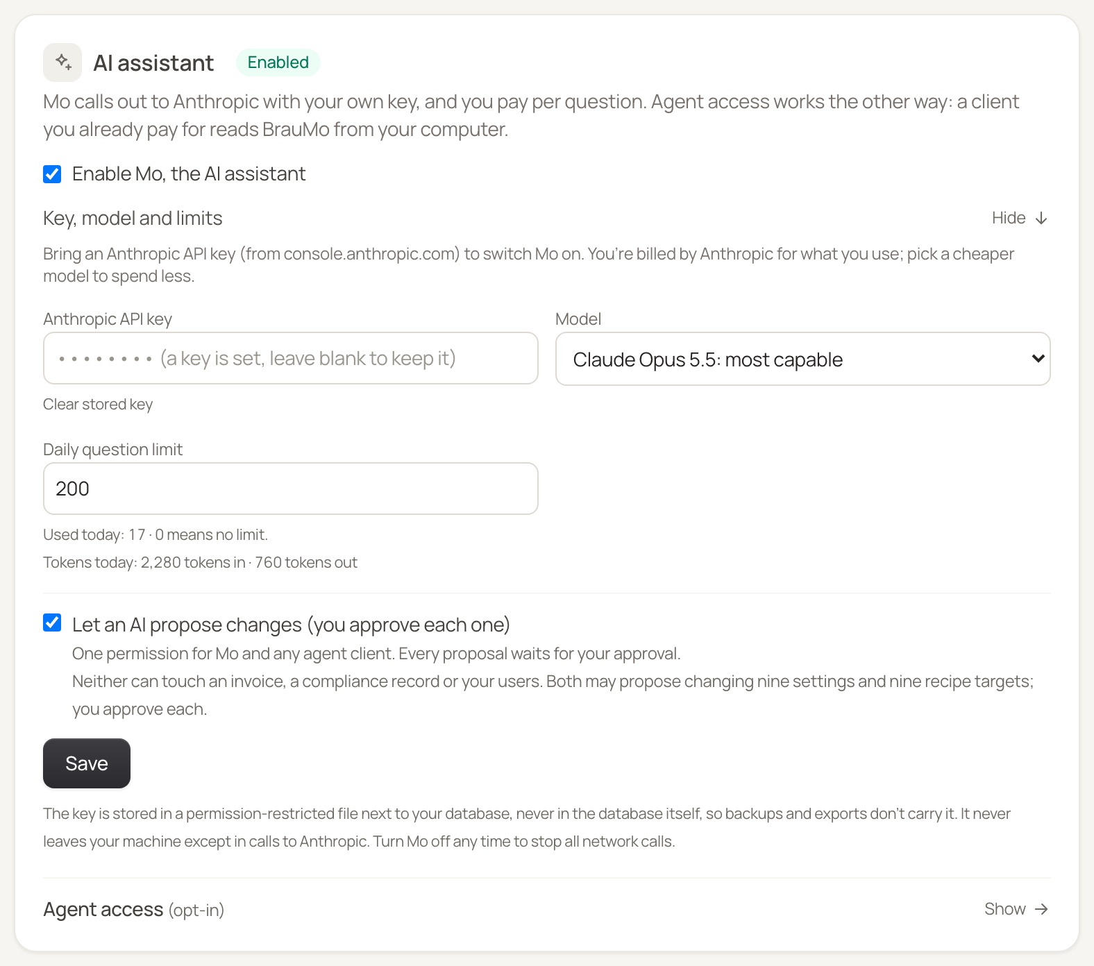 O cartão Assistente de IA em Configurações, Avisos e Mo: a chave que ativa o Mo, o campo da chave, o seletor de modelo, o limite diário de perguntas e a chave que permite a uma IA propor alterações.