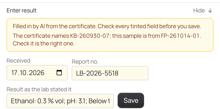 Um formulário de resultado de laboratório preenchido a partir de um certificado, com um aviso de que o certificado cita outra batelada que não a da amostra.