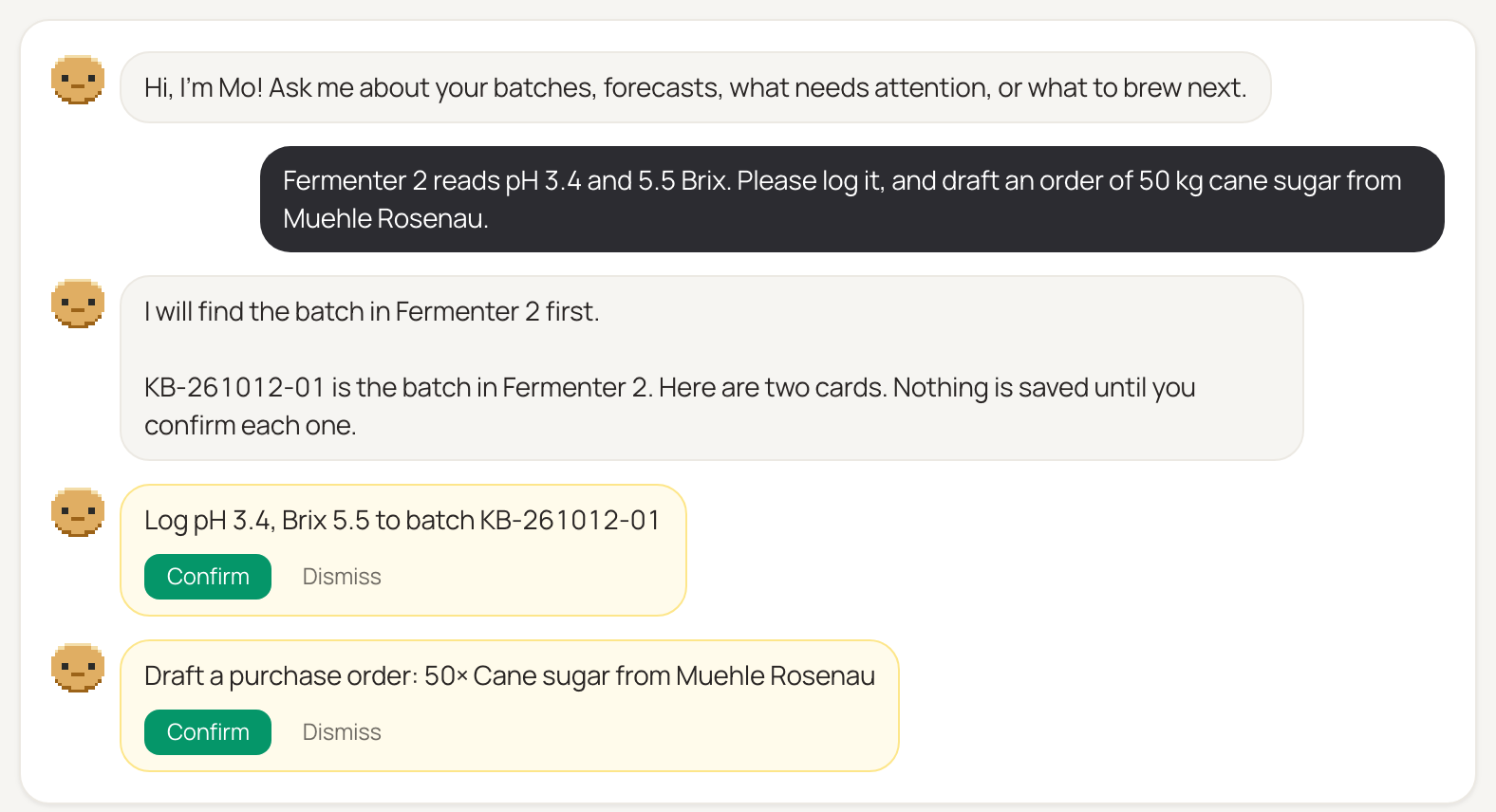 O chat com o Mo com dois cartões propostos: registrar pH 3,4 e Brix 5,5 em uma batelada e preparar uma ordem de compra de 50 kg de açúcar de cana, cada um com os botões Confirmar e Dispensar.